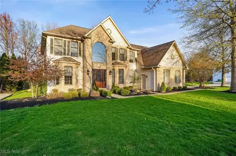 565 Parkside Dr, Avon Lake, OH 44012
