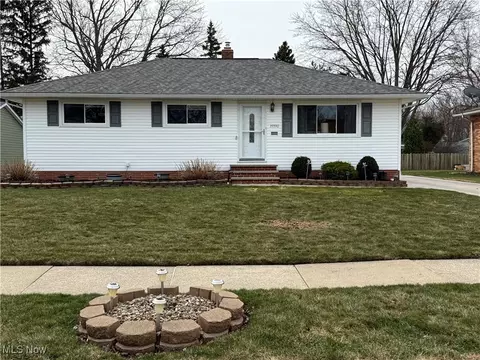 35590 Hobbie Dr, Eastlake, OH 44095