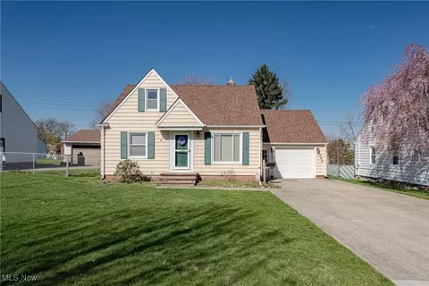 5240 Robinhood Dr, Willoughby, OH 44094