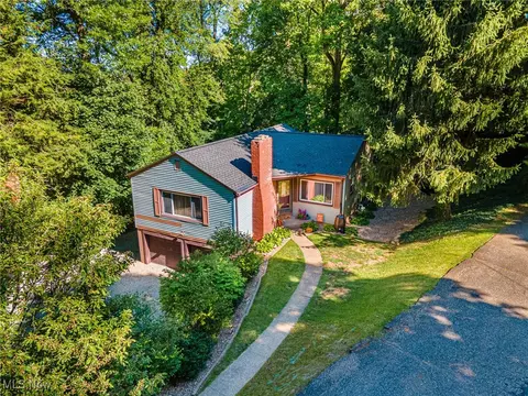 725 Sunset Ter, Coshocton, OH 43812
