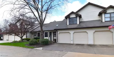 700 Hampton Cir #6, Aurora, OH 44202 photo 2
