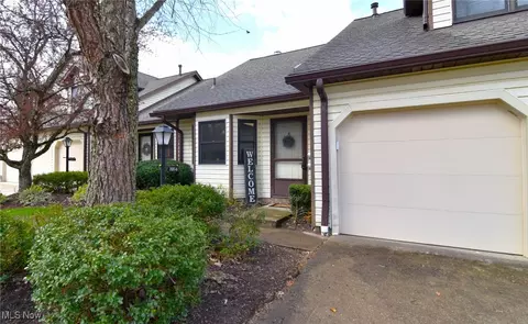700 Hampton Cir #6, Aurora, OH 44202