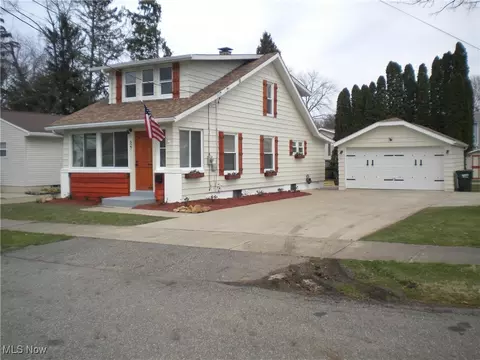 627 Crawford Ave, Barberton, OH 44203