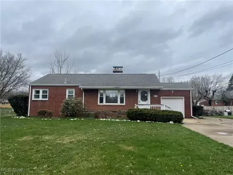 2235 Onahom Cir NE, Canton, OH 44705