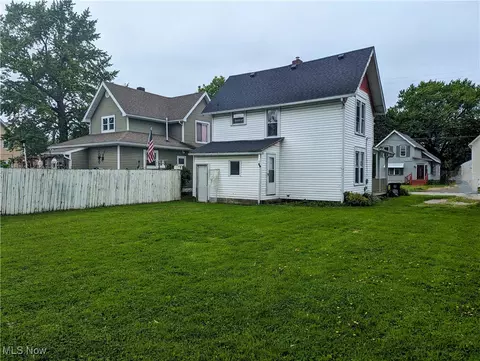 Exterior - 1636 W 8th St, Ashtabula, OH 44004 photo 3 of 6