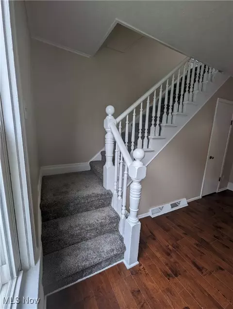 Entry Way - 1636 W 8th St, Ashtabula, OH 44004 photo 3 of 5