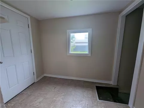 Entry Way - 1636 W 8th St, Ashtabula, OH 44004 photo 1 of 5