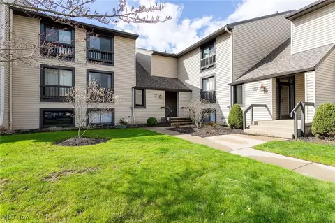 6270 Greenwood Pkwy #401, Northfield, OH 44067