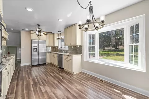 Kitchen - 276 E Ridgewood Dr, Seven Hills, OH 44131 photo 5 of 5