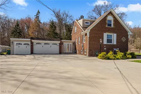 Exterior - 276 E Ridgewood Dr, Seven Hills, OH 44131 photo 2 of 10