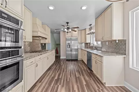 Kitchen - 276 E Ridgewood Dr, Seven Hills, OH 44131 photo 4 of 5