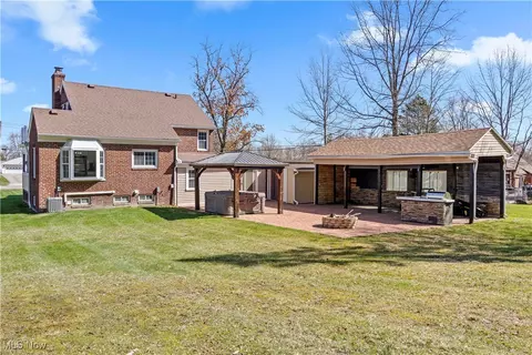 Exterior - 276 E Ridgewood Dr, Seven Hills, OH 44131 photo 9 of 10