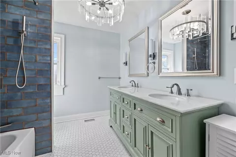 Bath - 276 E Ridgewood Dr, Seven Hills, OH 44131 photo 1 of 5
