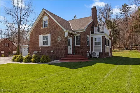 276 E Ridgewood Dr, Seven Hills, OH 44131