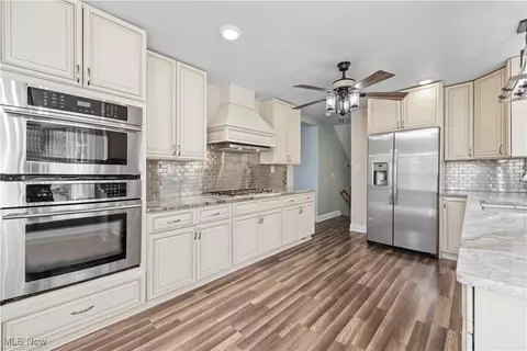 Kitchen - 276 E Ridgewood Dr, Seven Hills, OH 44131 photo 3 of 5