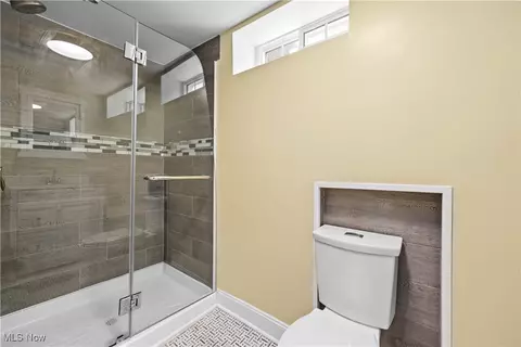 Bath - 276 E Ridgewood Dr, Seven Hills, OH 44131 photo 5 of 5