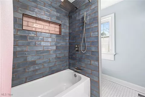 Bath - 276 E Ridgewood Dr, Seven Hills, OH 44131 photo 2 of 5