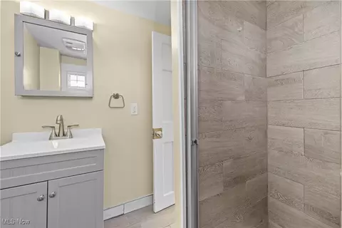Bath - 276 E Ridgewood Dr, Seven Hills, OH 44131 photo 3 of 5