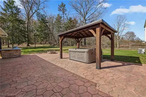 Exterior - 276 E Ridgewood Dr, Seven Hills, OH 44131 photo 5 of 10