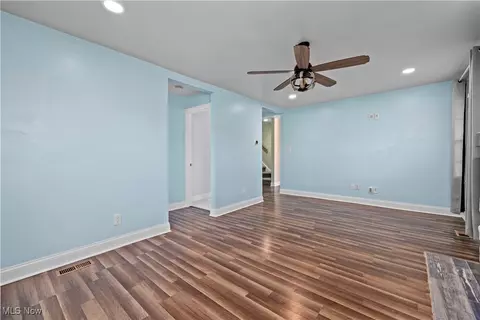 Living - 276 E Ridgewood Dr, Seven Hills, OH 44131 photo 2 of 5