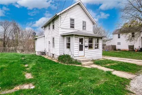 857 Brady Ave, Barberton, OH 44203