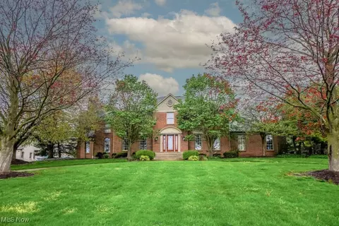 1325 Chantilly Cir NE, Canton, OH 44721