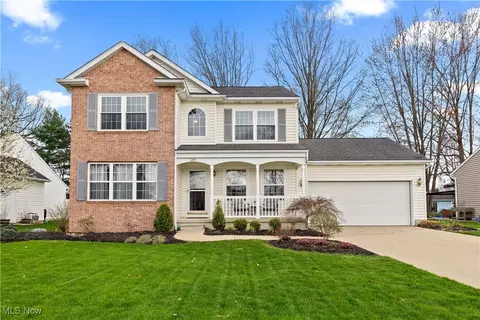 689 Oakdale Cir, Elyria, OH 44035