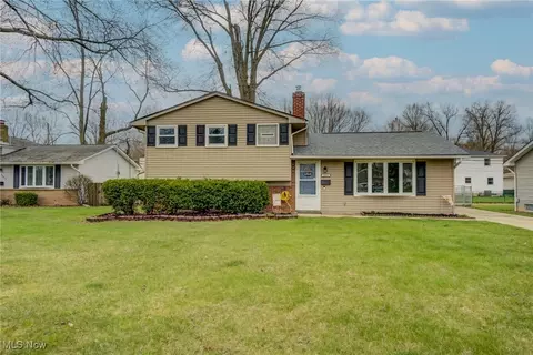 24861 Antler Dr, North Olmsted, OH 44070