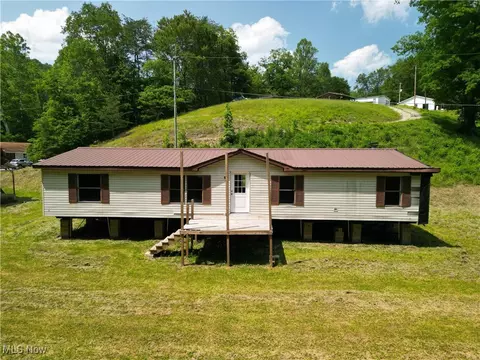 738 Barren Creek Rd, Clendenin, WV 25045