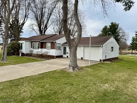 7551 Pinedale St NE, Hartville, OH 44632