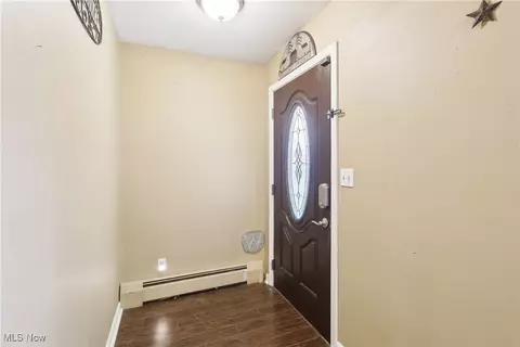 Entry Way - 7357 E Parkside Dr, Boardman, OH 44512 photo 2 of 3
