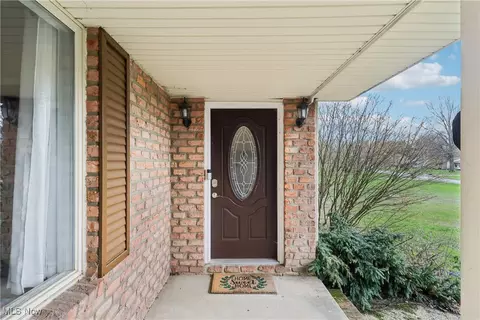Entry Way - 7357 E Parkside Dr, Boardman, OH 44512 photo 1 of 3