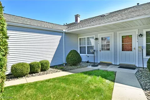 3477 Ivy Hill Cir, Cortland, OH 44410