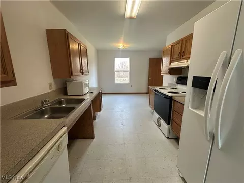 1247 W 58th St, Ashtabula, OH 44004 photo 6