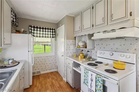 Kitchen - 6623 Center Rd, Ashtabula, OH 44004 photo 2 of 4