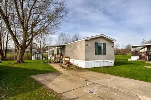 1030 S Park Dr, Brookfield, OH 44403
