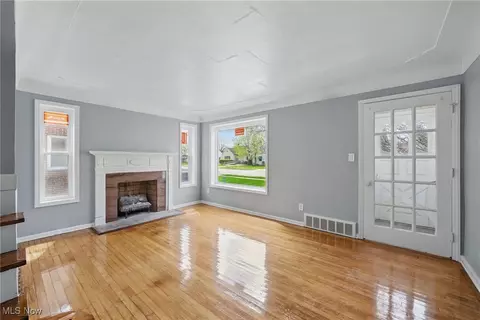 735 E 260th St, Euclid, OH 44132 photo 2