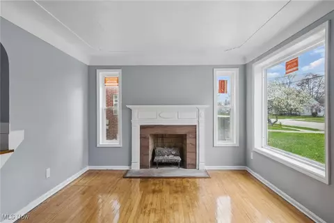 735 E 260th St, Euclid, OH 44132 photo 3