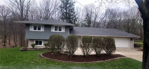 18031 Meadow Ln, Strongsville, OH 44136