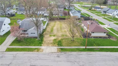 293 Wallace Dr, Berea, OH 44017