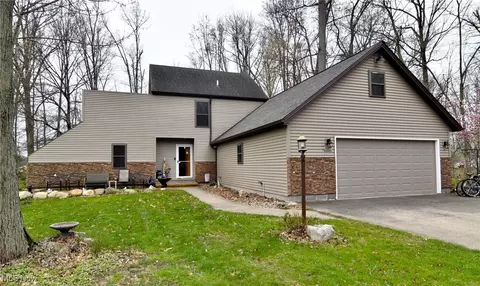 26767 Cranage Rd, Olmsted Falls, OH 44138