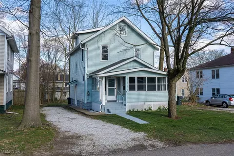 1387 Hillcrest St, Akron, OH 44307