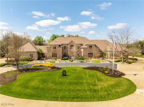 7041 Meadowlands Ave NW, North Canton, OH 44720