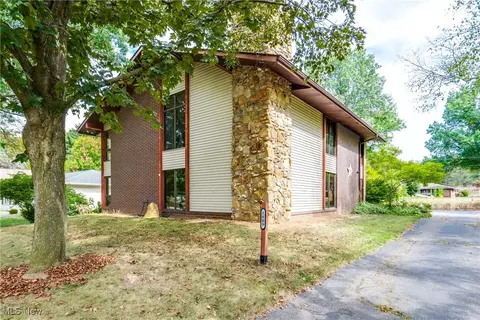1809 Heritage Cir, Dover, OH 44622