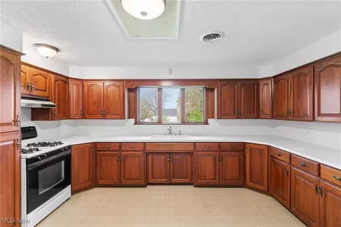 Kitchen - 144 Westgate Ave, Wadsworth, OH 44281 photo 2 of 3