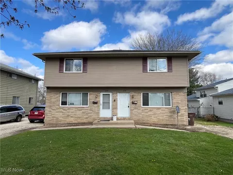 697 Silver Meadows Dr, Kent, OH 44240