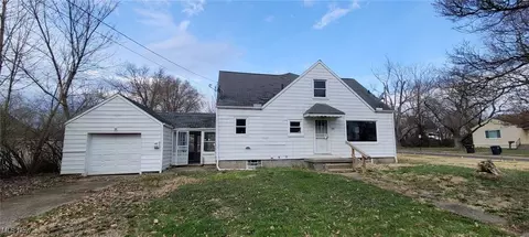900 Ardella Ave, Akron, OH 44306
