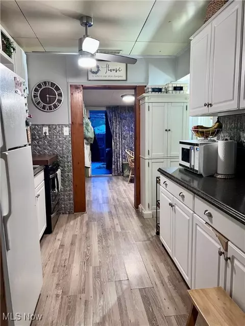 Entry Way - 1302 Dover Ave, Dover, OH 44622 photo 2 of 3