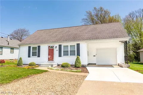 1310 Lipton Ave SW, North Canton, OH 44720