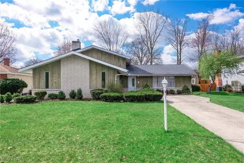 13767 Trenton Trl, Middleburg Heights, OH 44130
